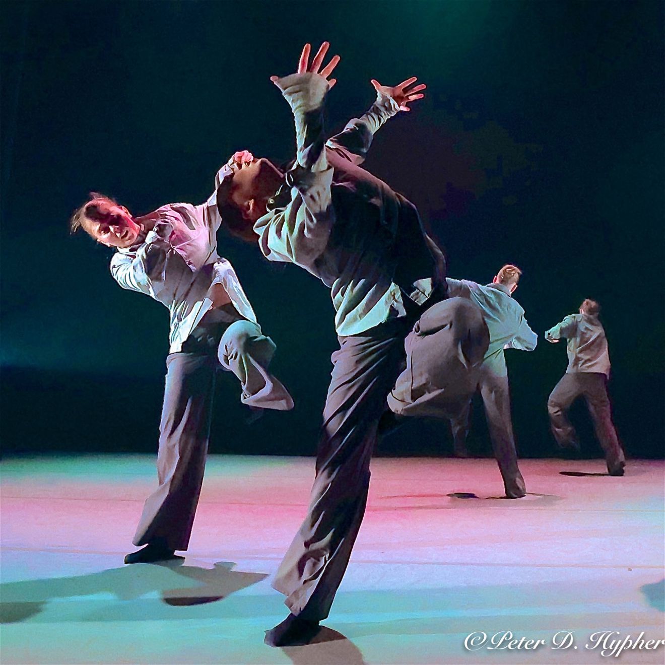 en gruppe mennesker som danser på en scene