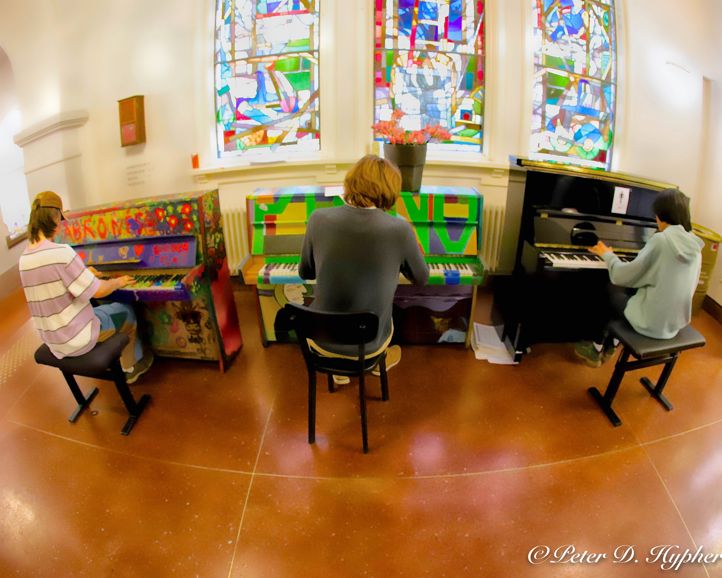tre elver som spiller piano