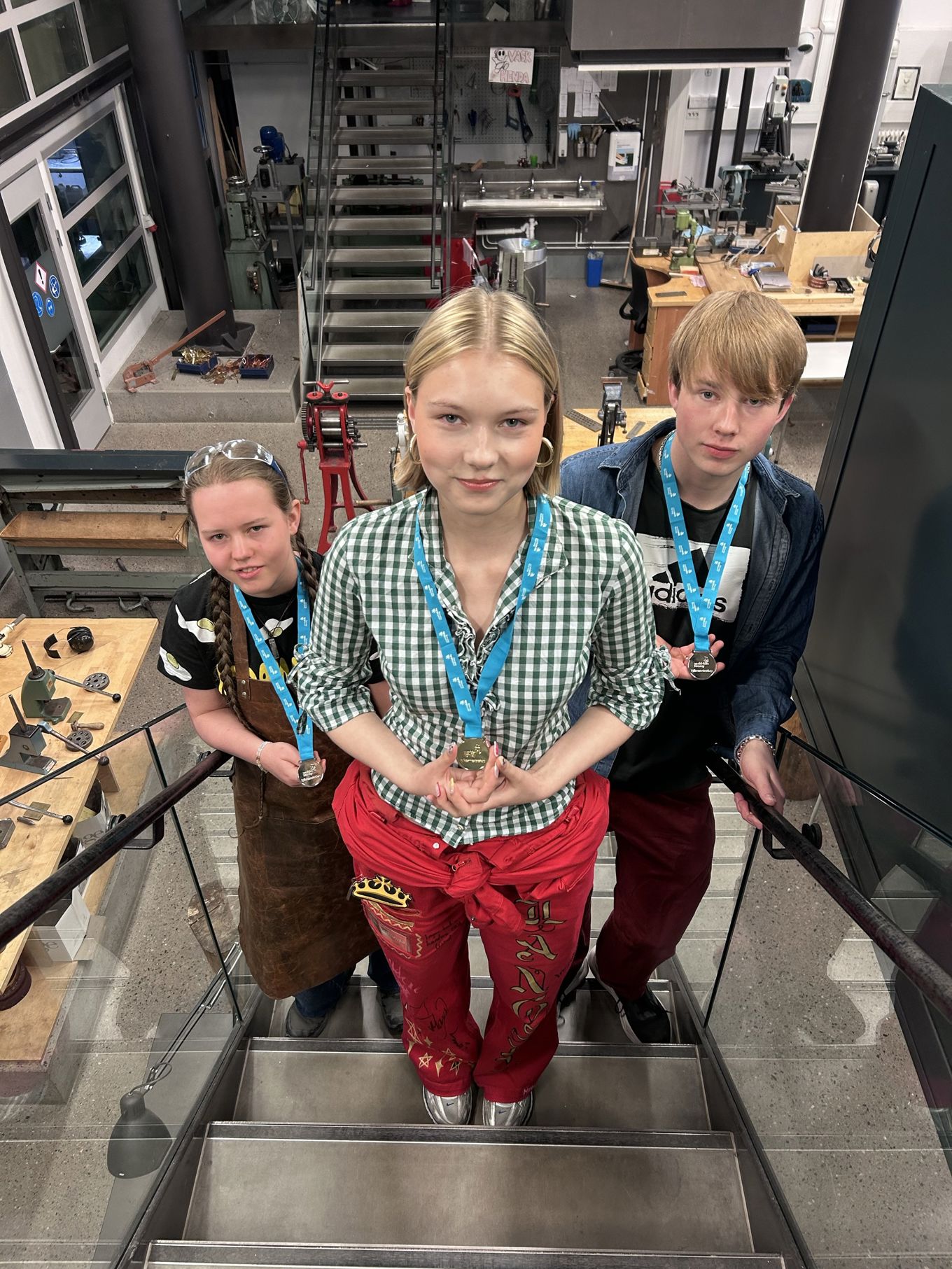 En gruppe barn som står på en fabrikk En gruppe barn som står på en fabrikk