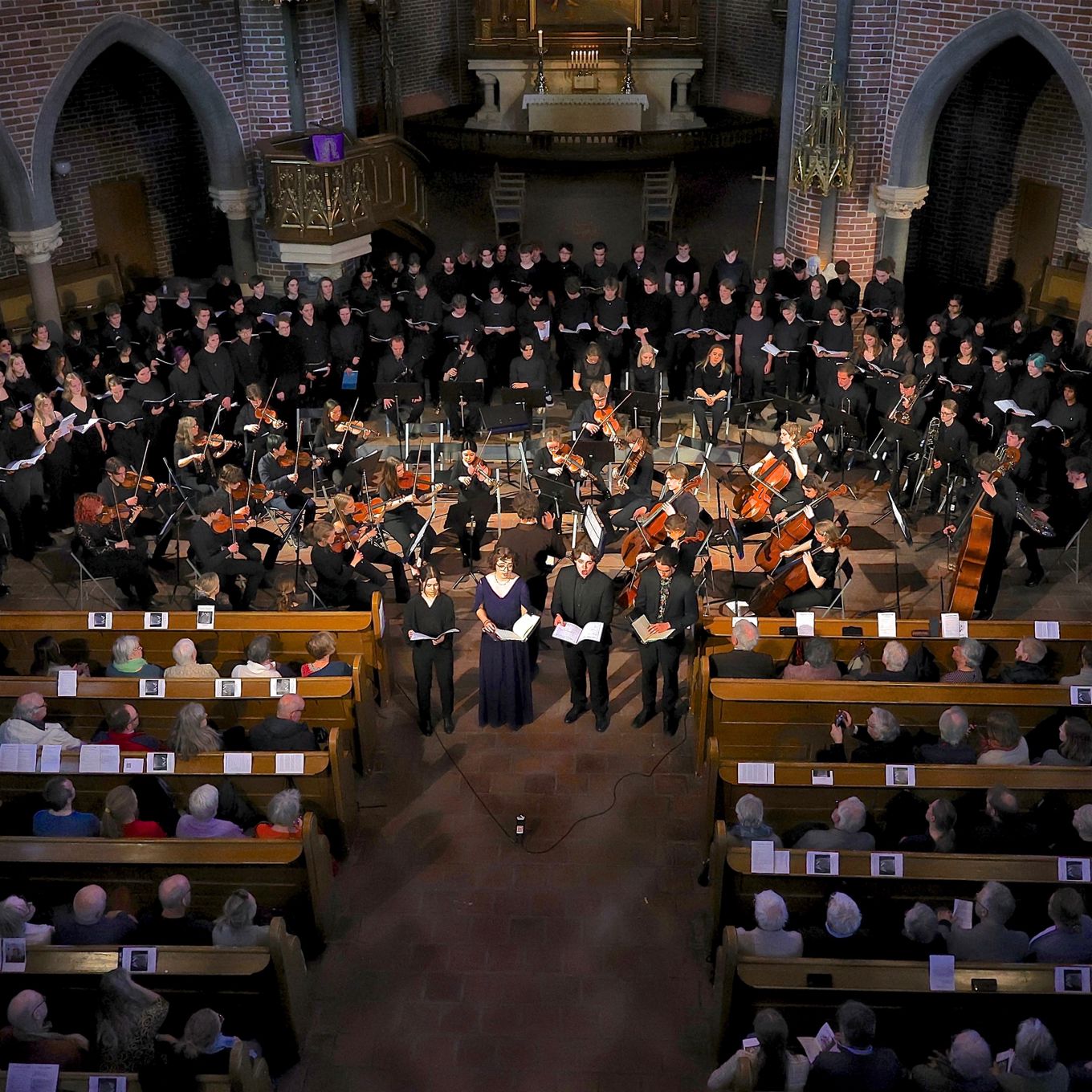 et stort rom fullt av folk som spiller instrumenter