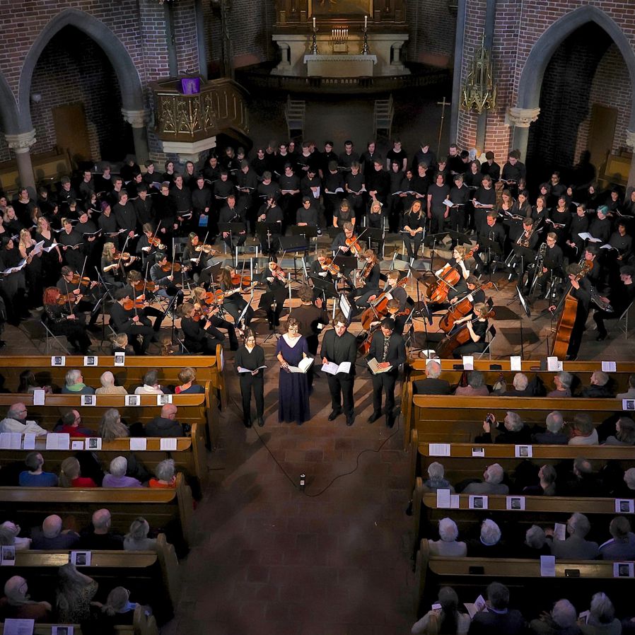 et stort rom fullt av folk som spiller instrumenter