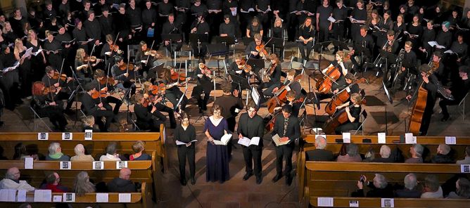 et stort rom fullt av folk som spiller instrumenter et stort rom fullt av folk som spiller instrumenter