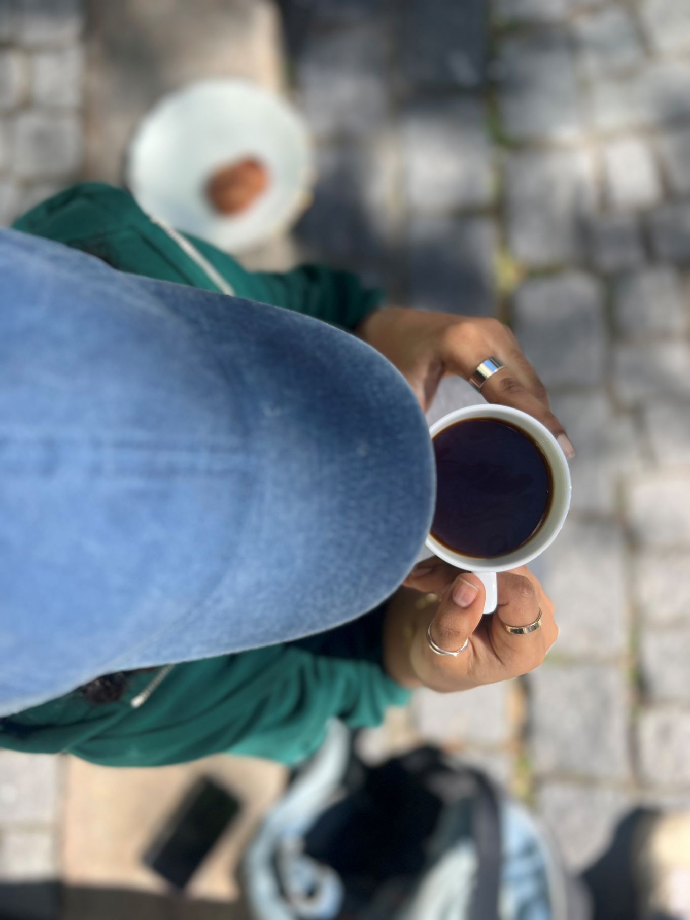 en person som holder en kopp kaffe