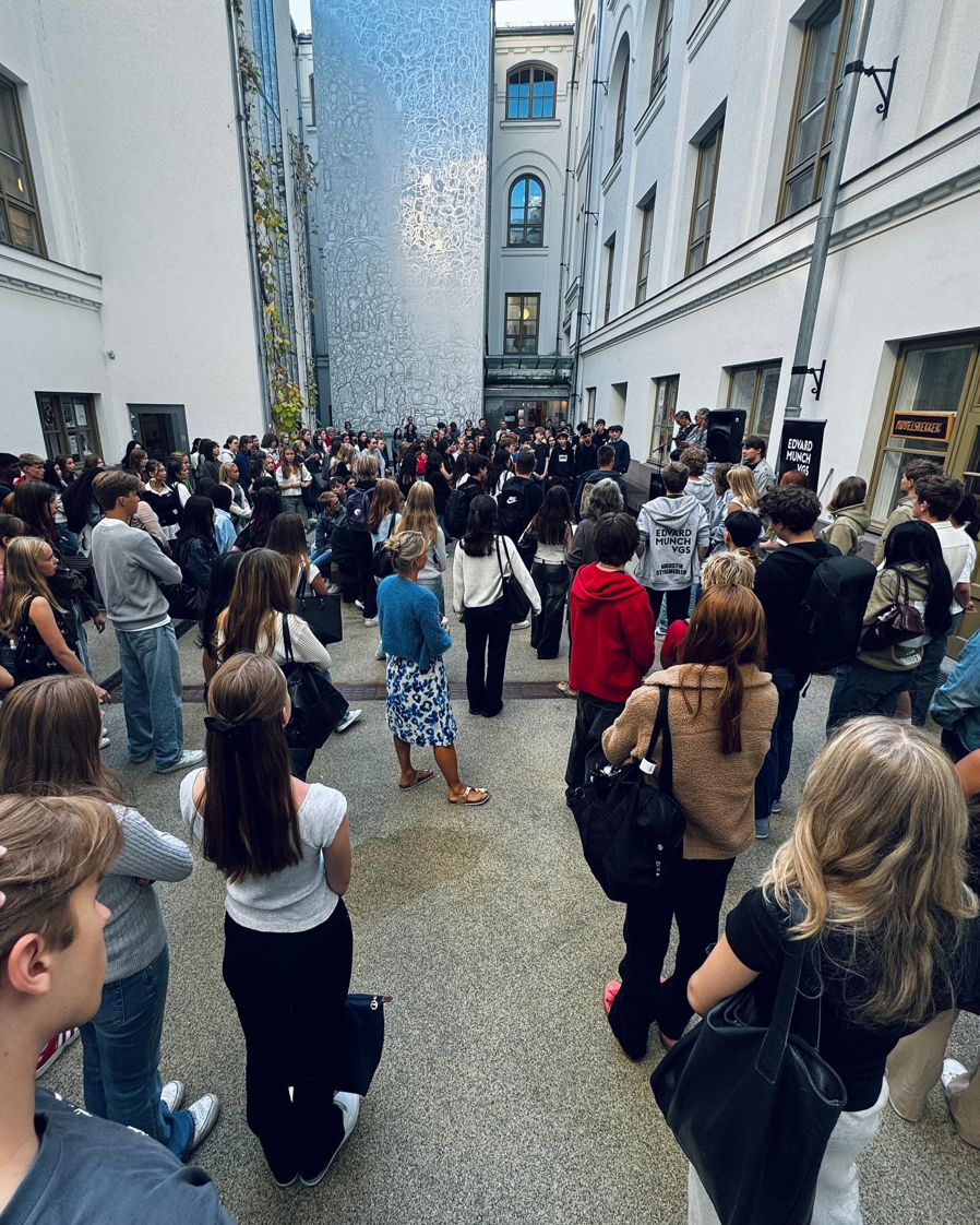 En gruppe mennesker som står i en gate