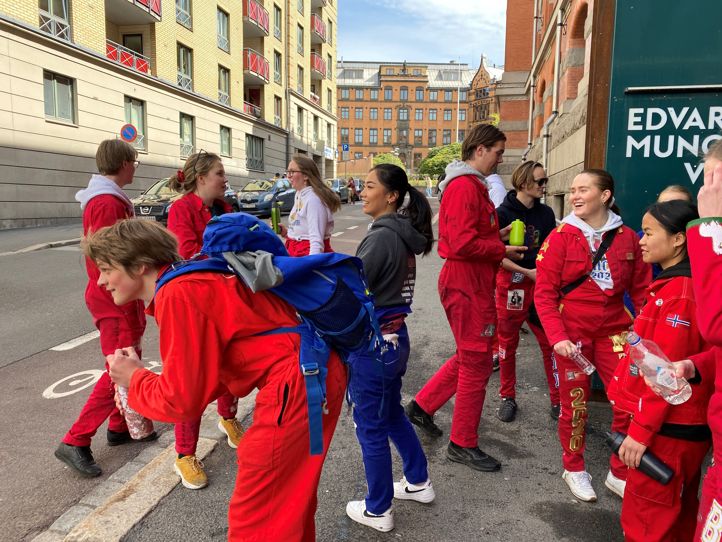 Elever i russeklar utenfor skolen