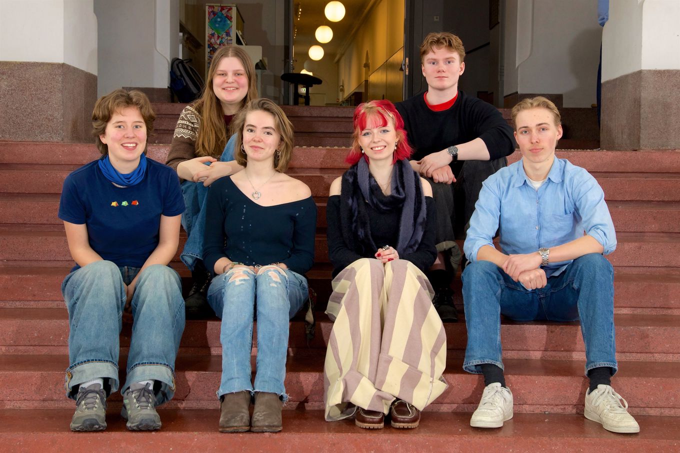 en gruppe mennesker som sitter på en benk