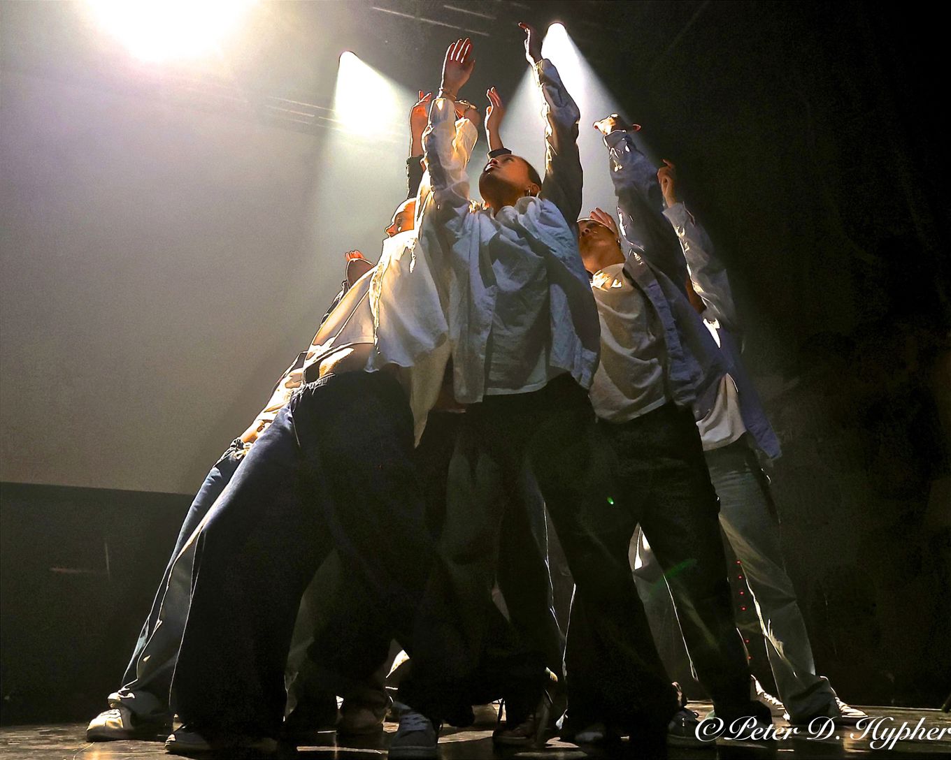 En gruppe menn på en scene En gruppe menn på en scene