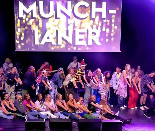 en gruppe mennesker på en scene