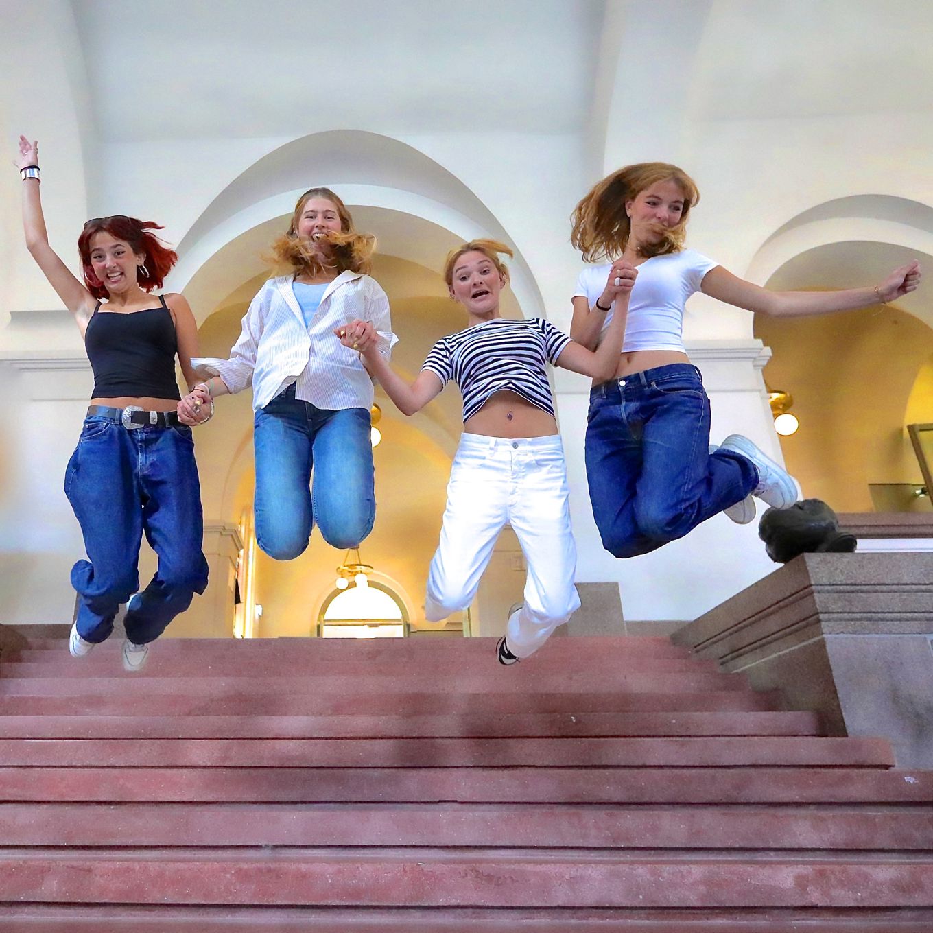 Jenter som hopper i trappa