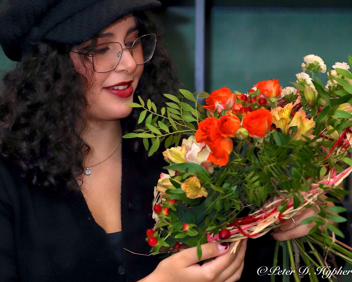 en person som holder en bukett blomster
