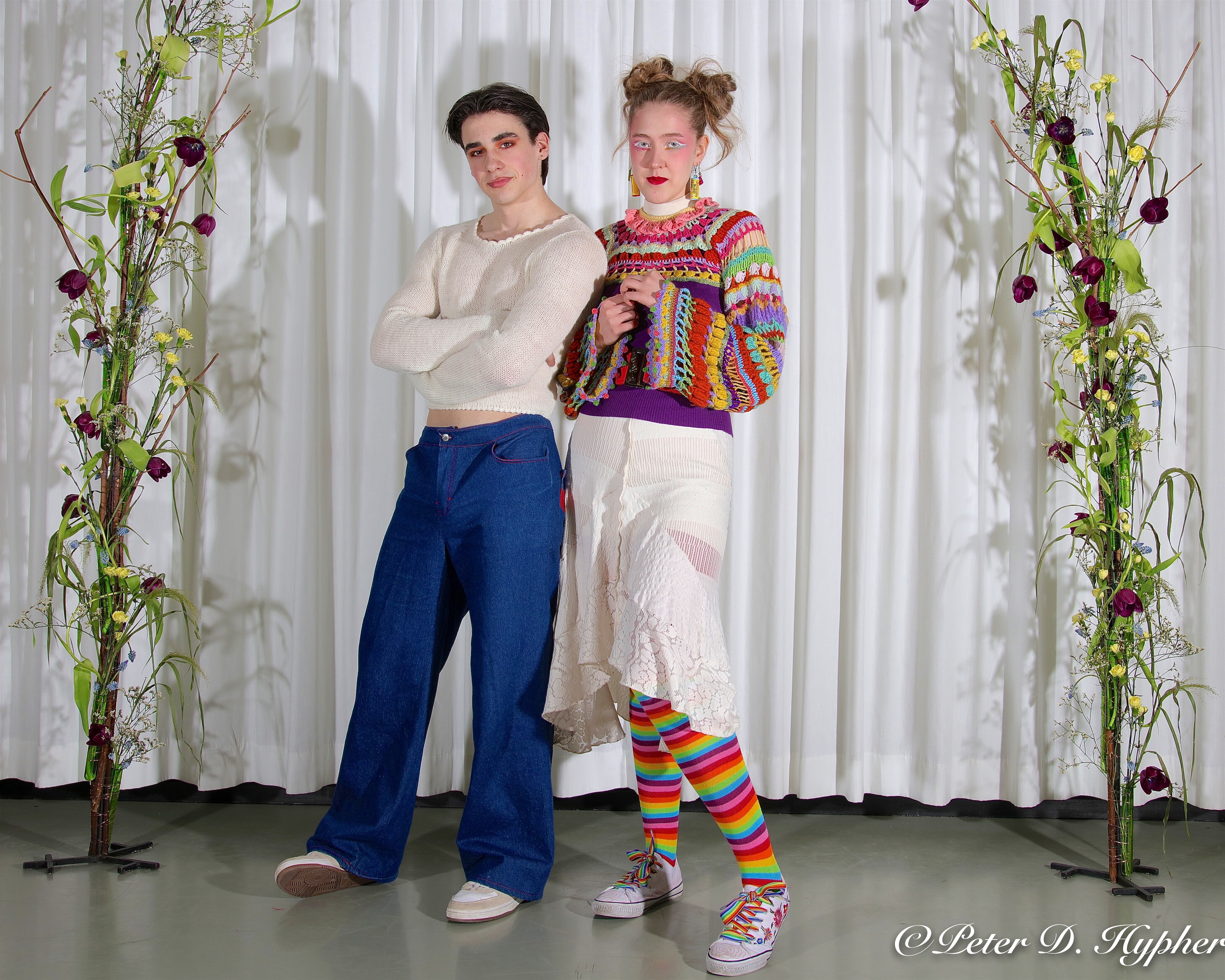 en person og en person som poserer for et bilde