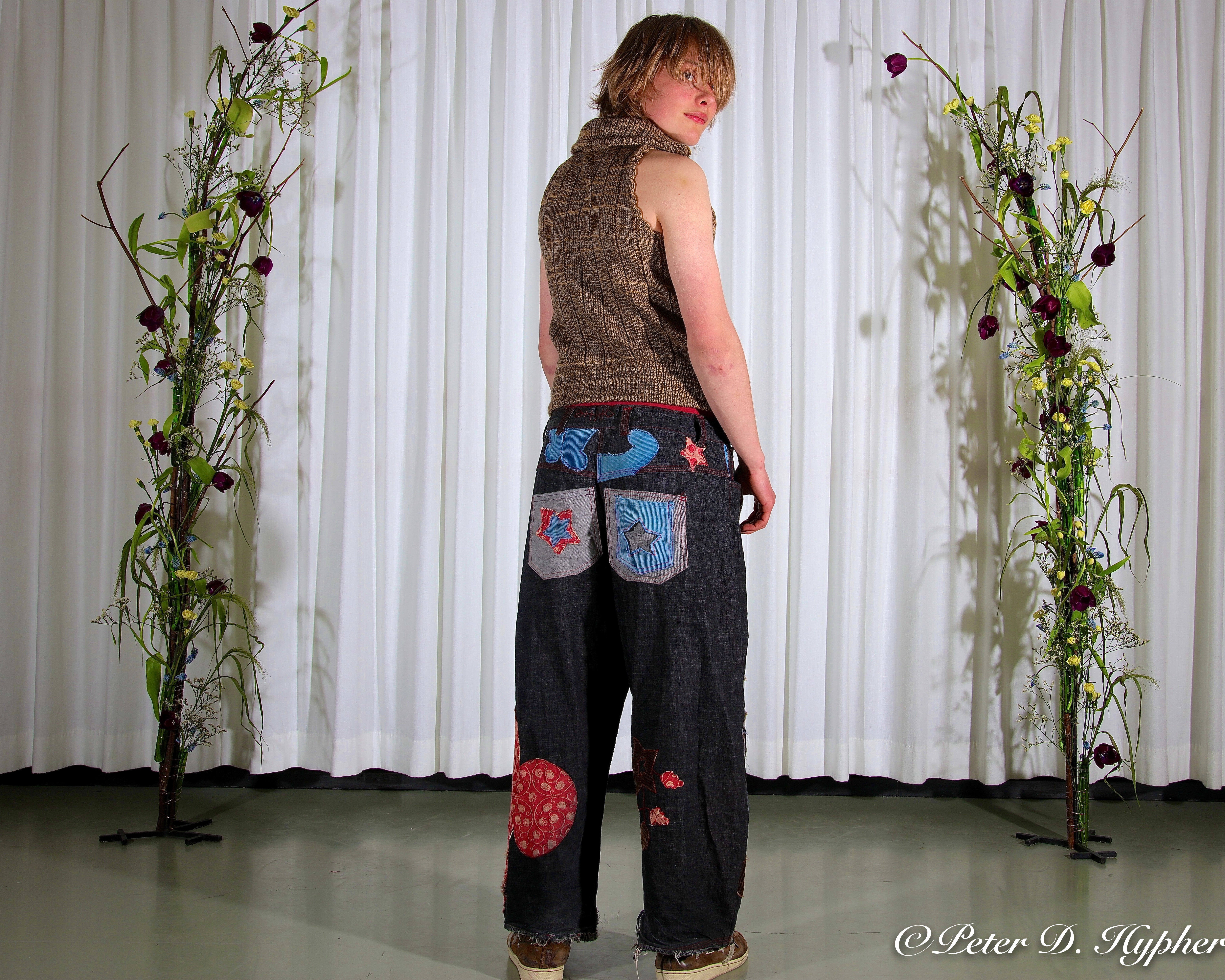 en person som står foran et forheng