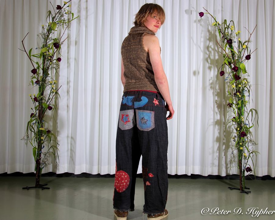 en person som står foran et forheng