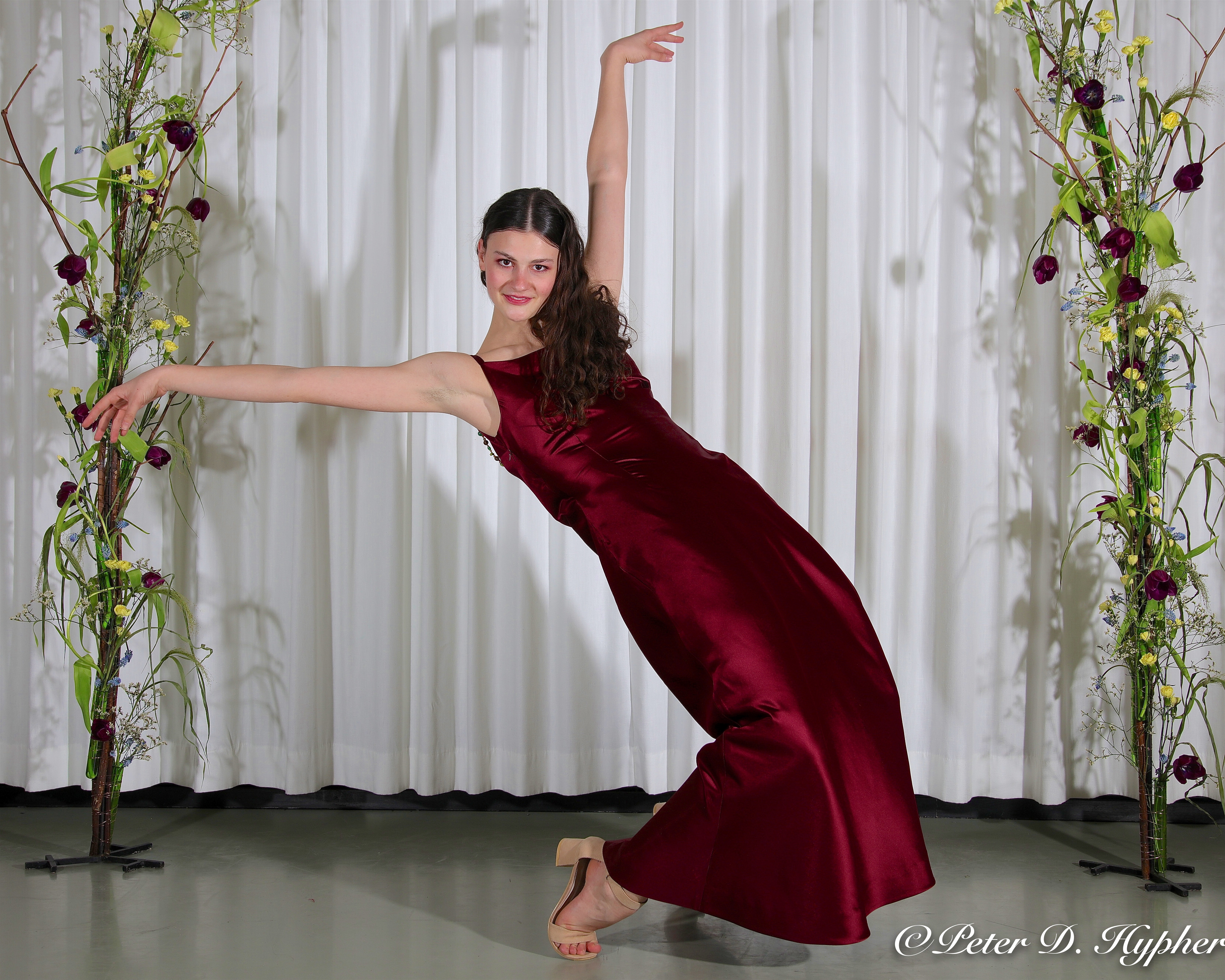 en person i rød kjole som danser