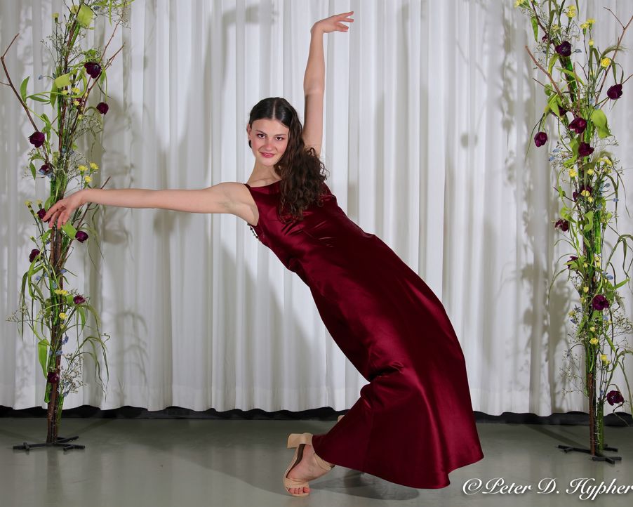 en person i rød kjole som danser