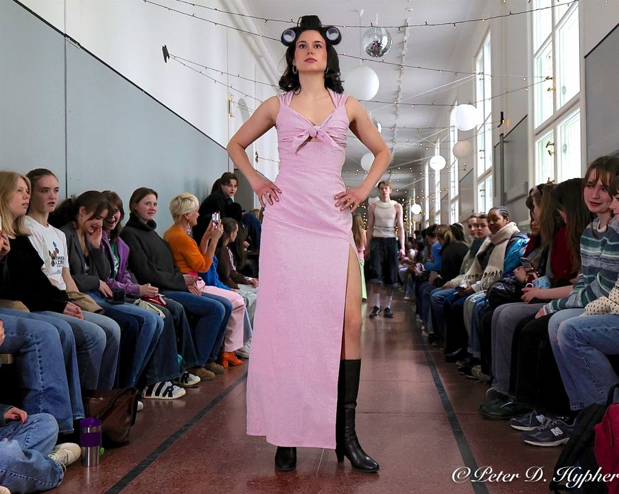 en person i en rosa kjole