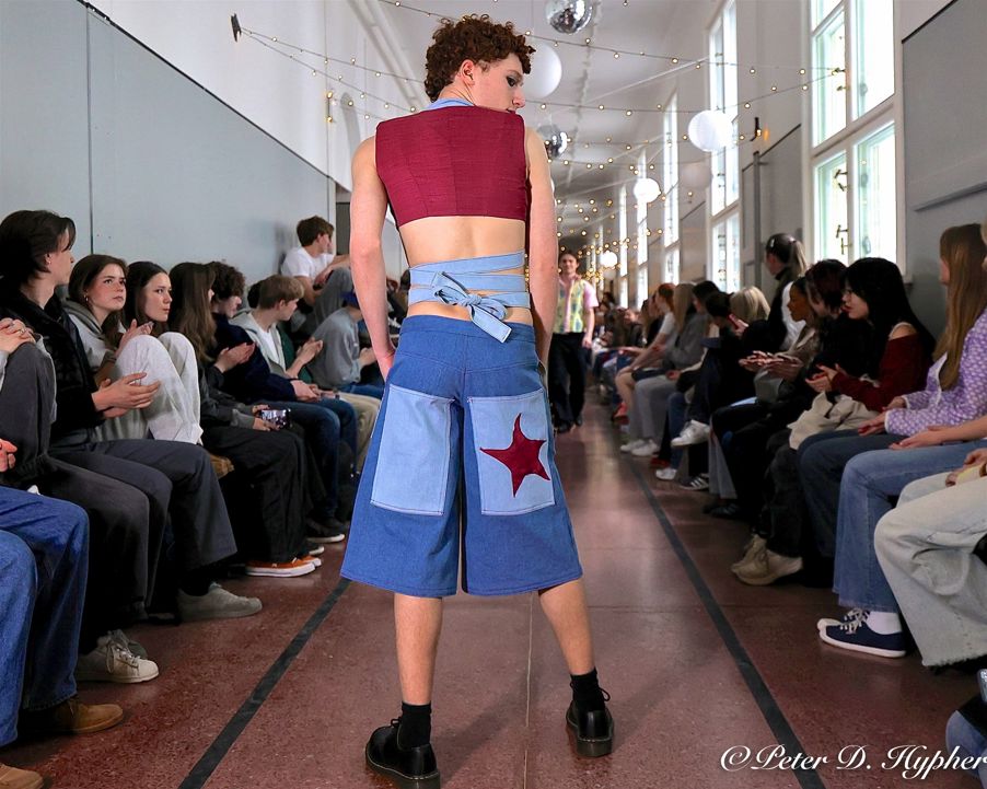 en person iført et plagg