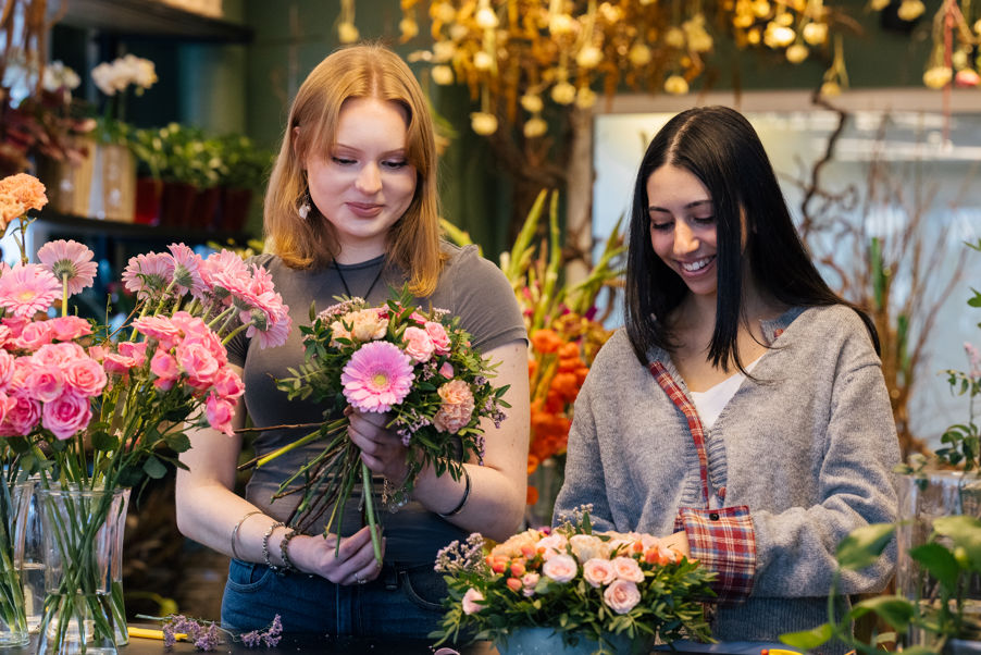 et par personr som holder blomster et par personr som holder blomster