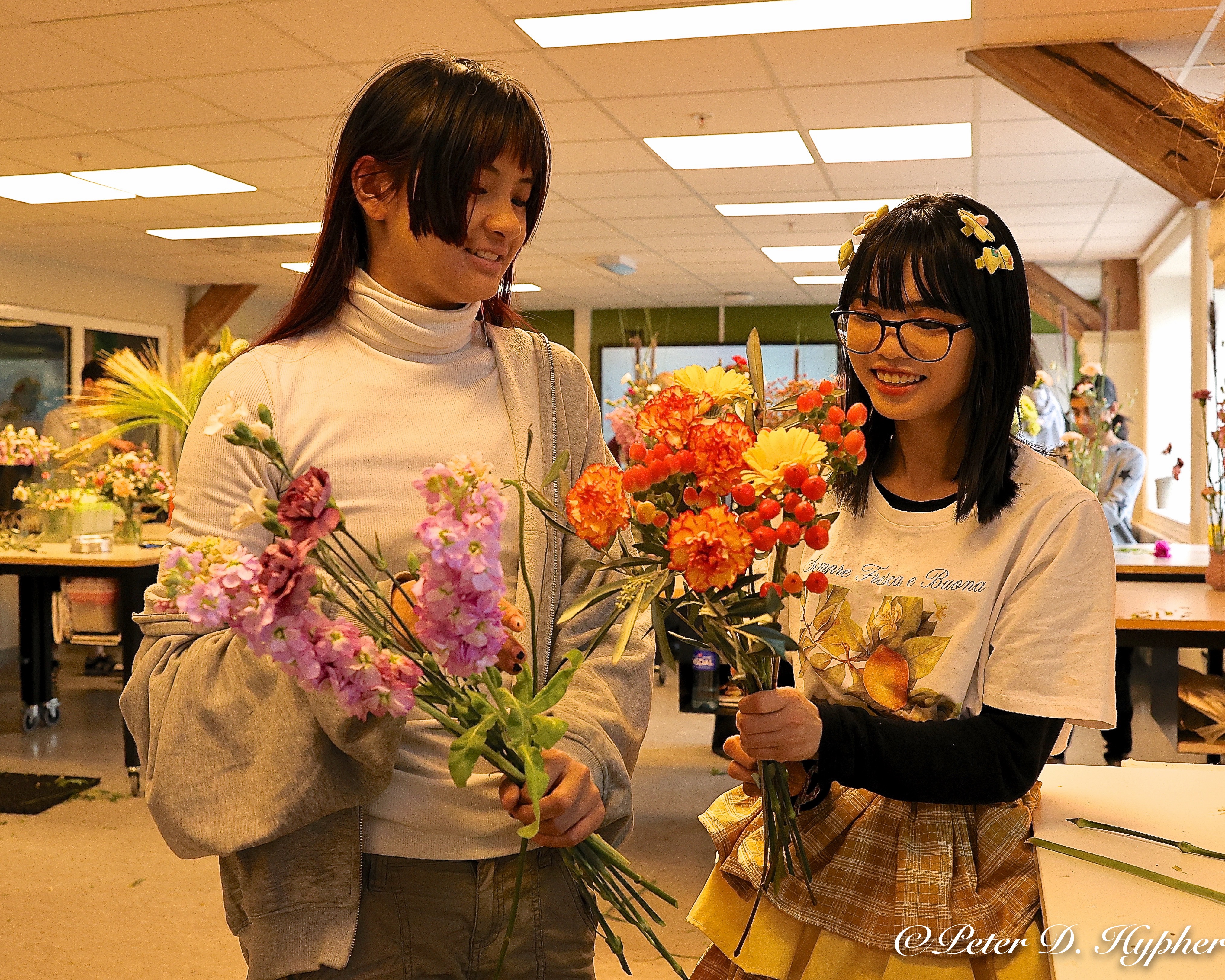 et par personr som holder blomster