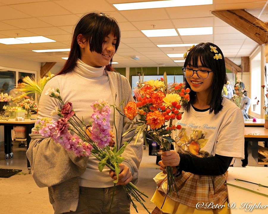 et par personr som holder blomster et par personr som holder blomster