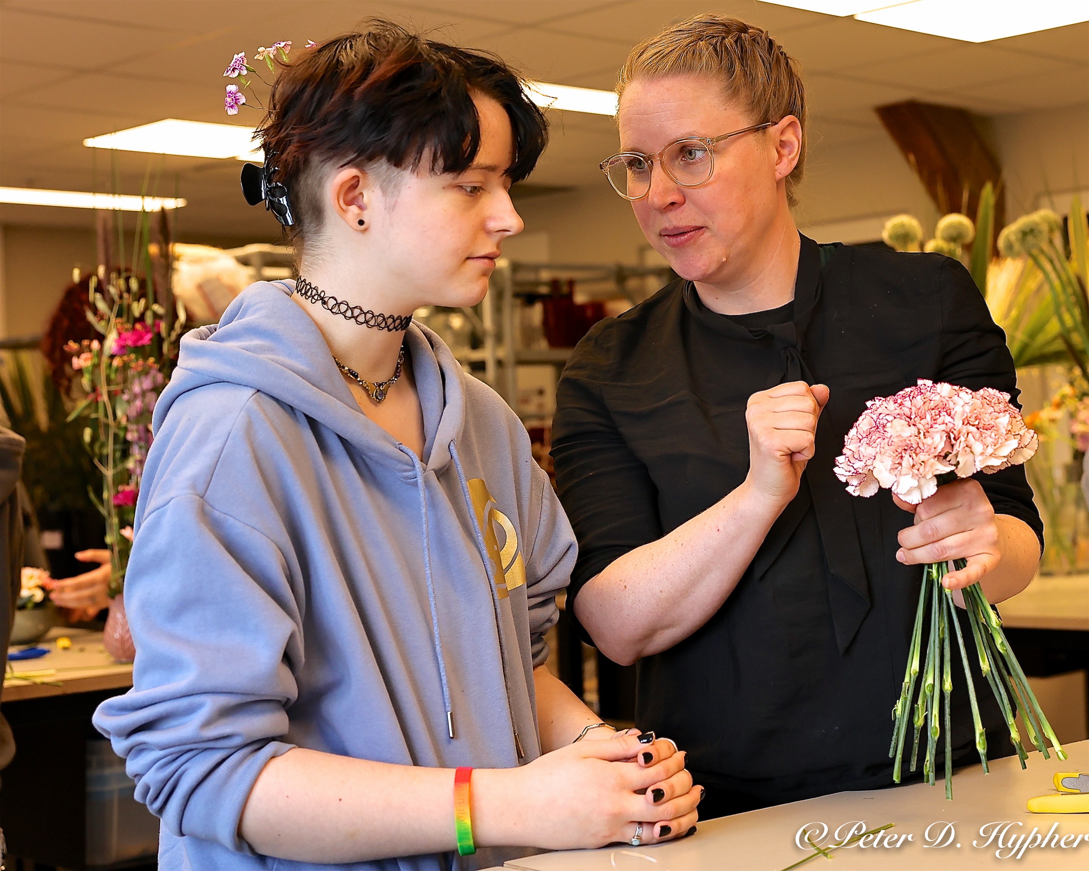 En person og en person som holder blomster