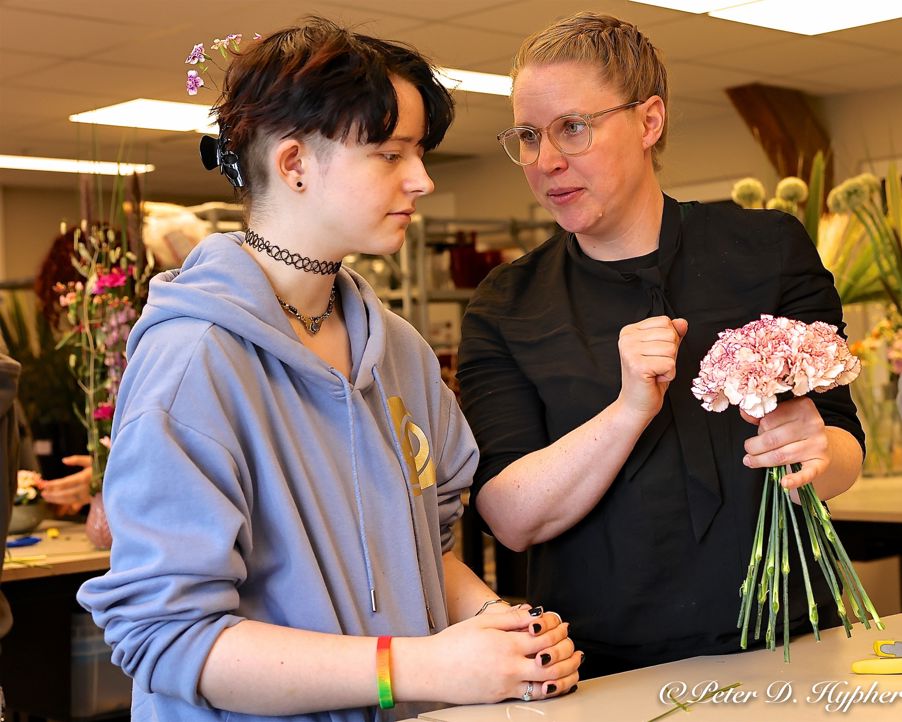 En person og en person som holder blomster En person og en person som holder blomster