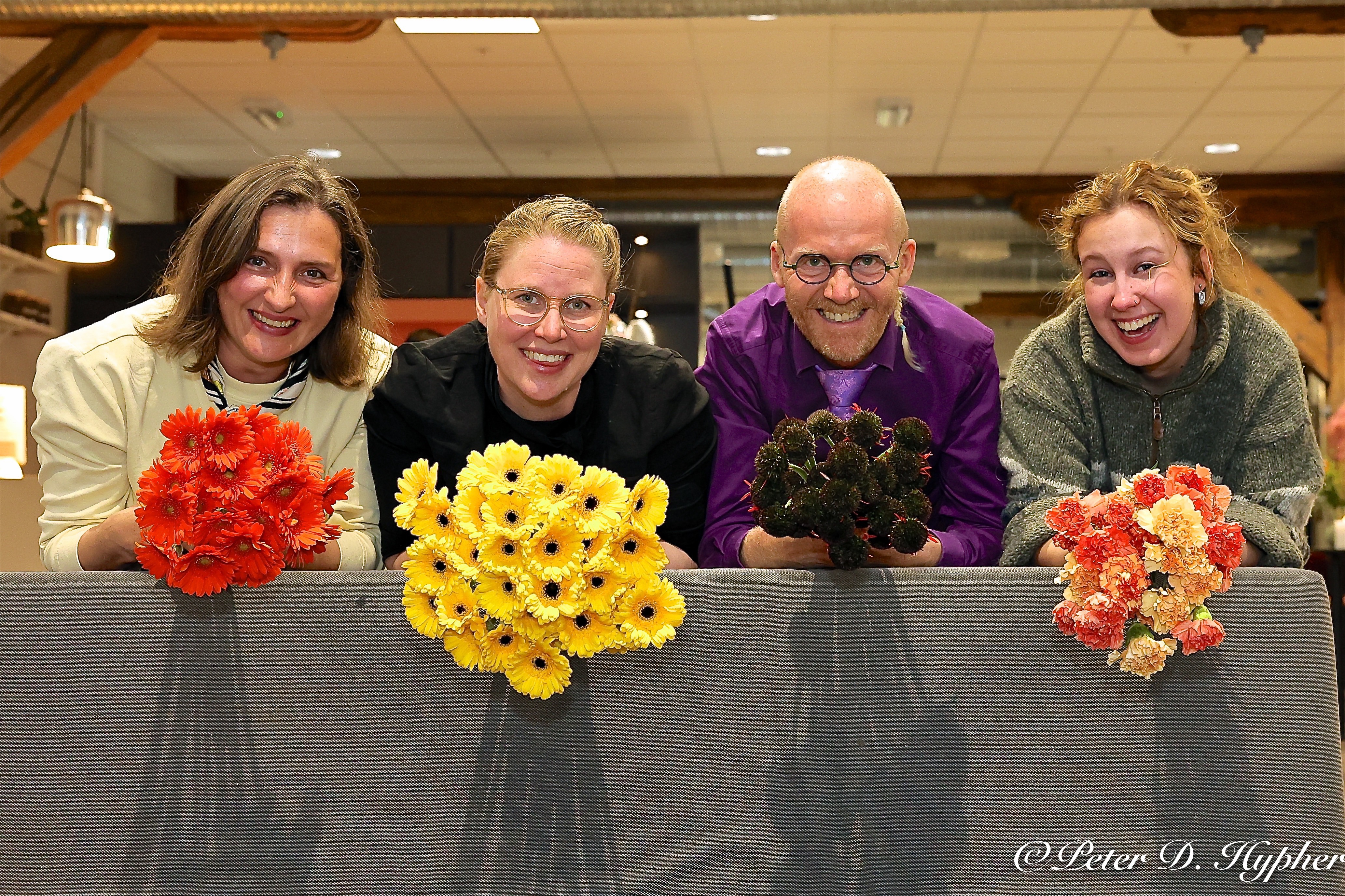 en gruppe mennesker som poserer for et bilde