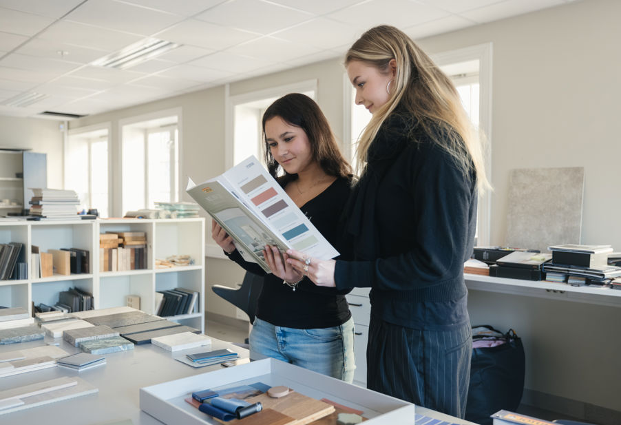 et par personr som ser på en oppgave