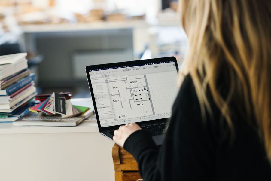 En person som bruker en bærbar PC