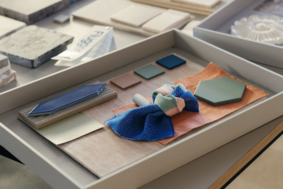 en eske med fargerike gjenstander