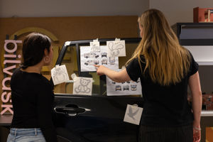 en person som viser en person noe på en whiteboard