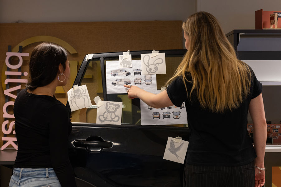 en person som viser en person noe på en whiteboard