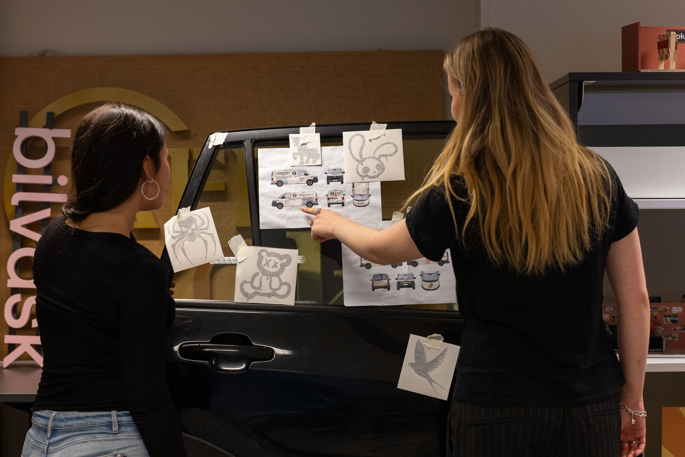 en person som viser en person noe på en whiteboard en person som viser en person noe på en whiteboard