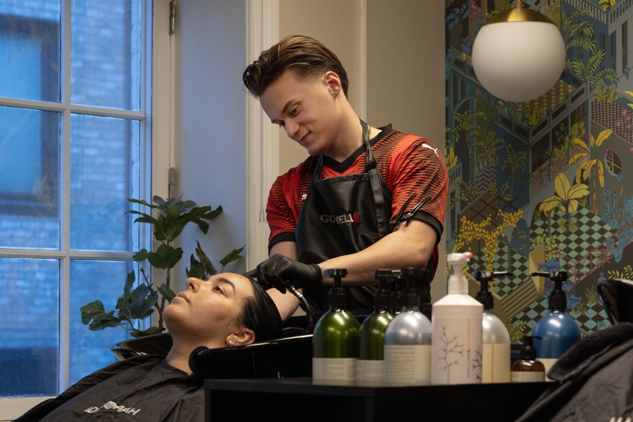 en person som heller væske i en flaske