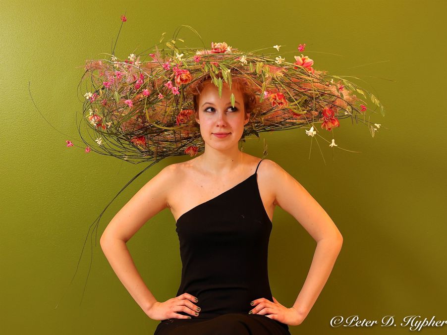 en person med blomsterkrans