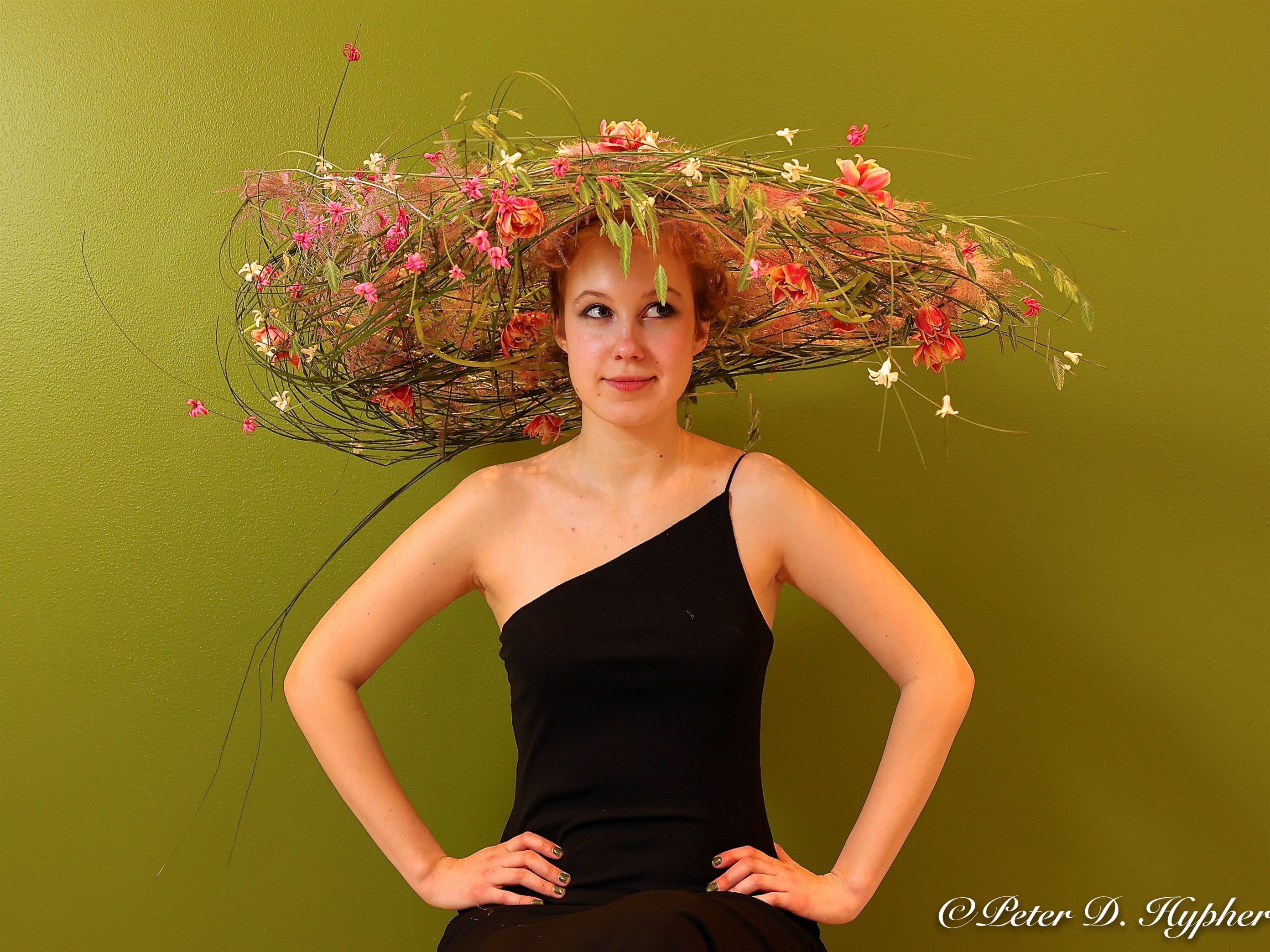 en person med blomsterkrans en person med blomsterkrans