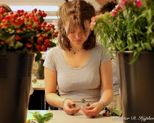 en person som holder en blomst
