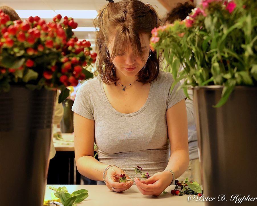 en person som holder en blomst