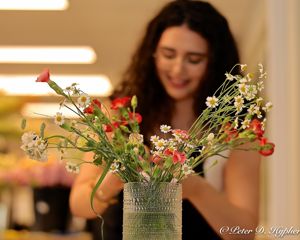 en person som holder blomster