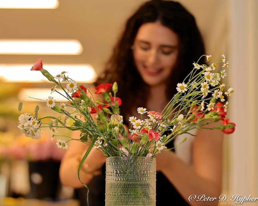 en person som holder blomster