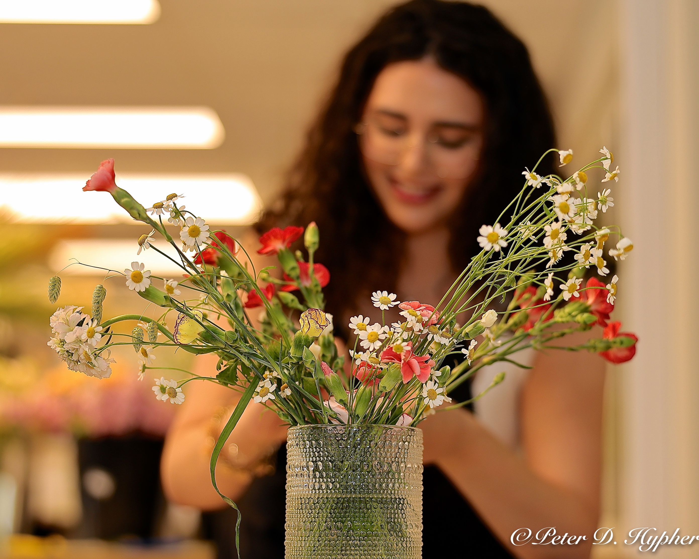 en person som holder blomster en person som holder blomster