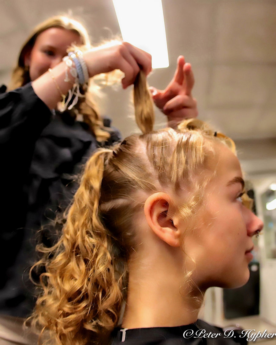 En person som får håret gjort