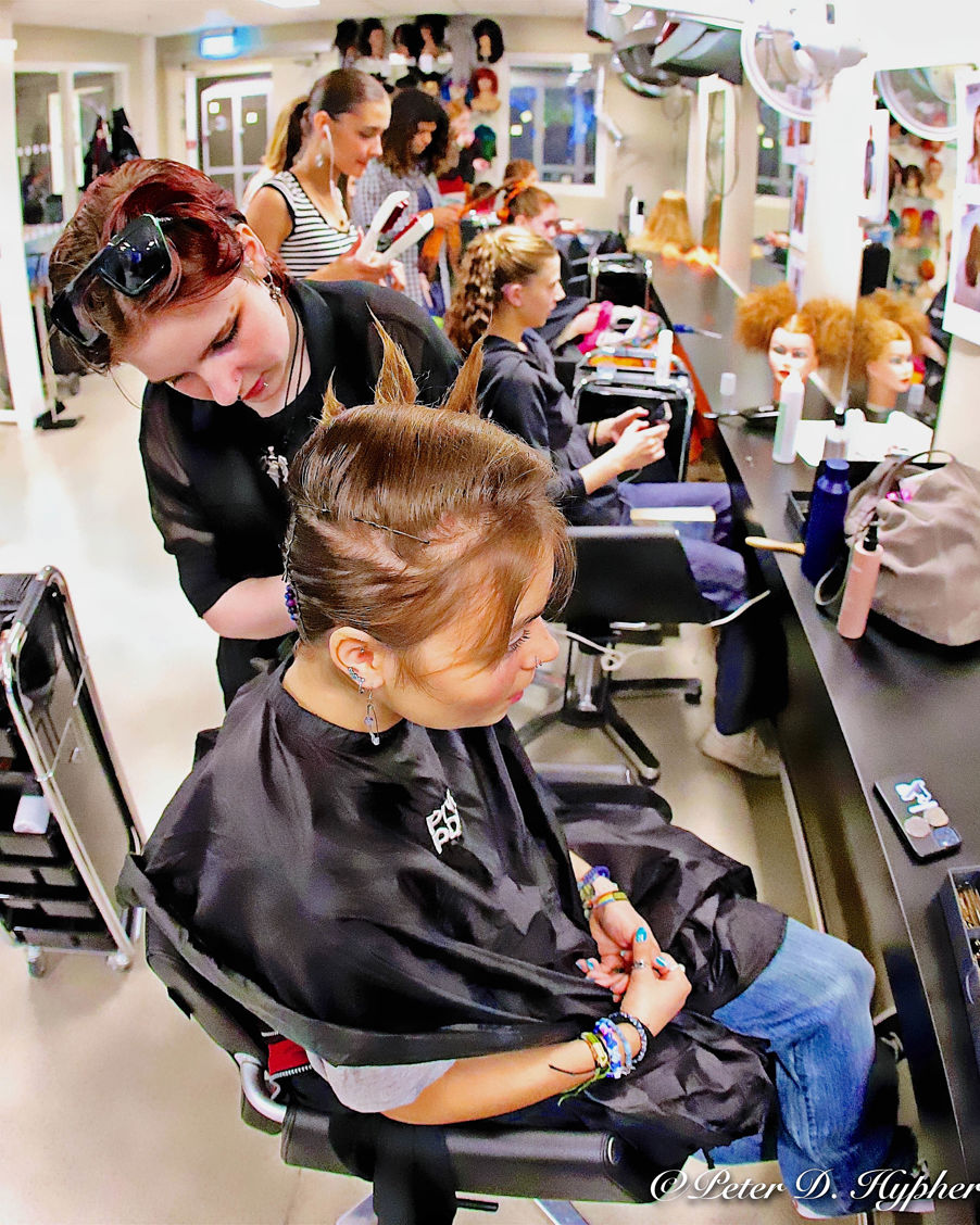 En person som får håret gjort