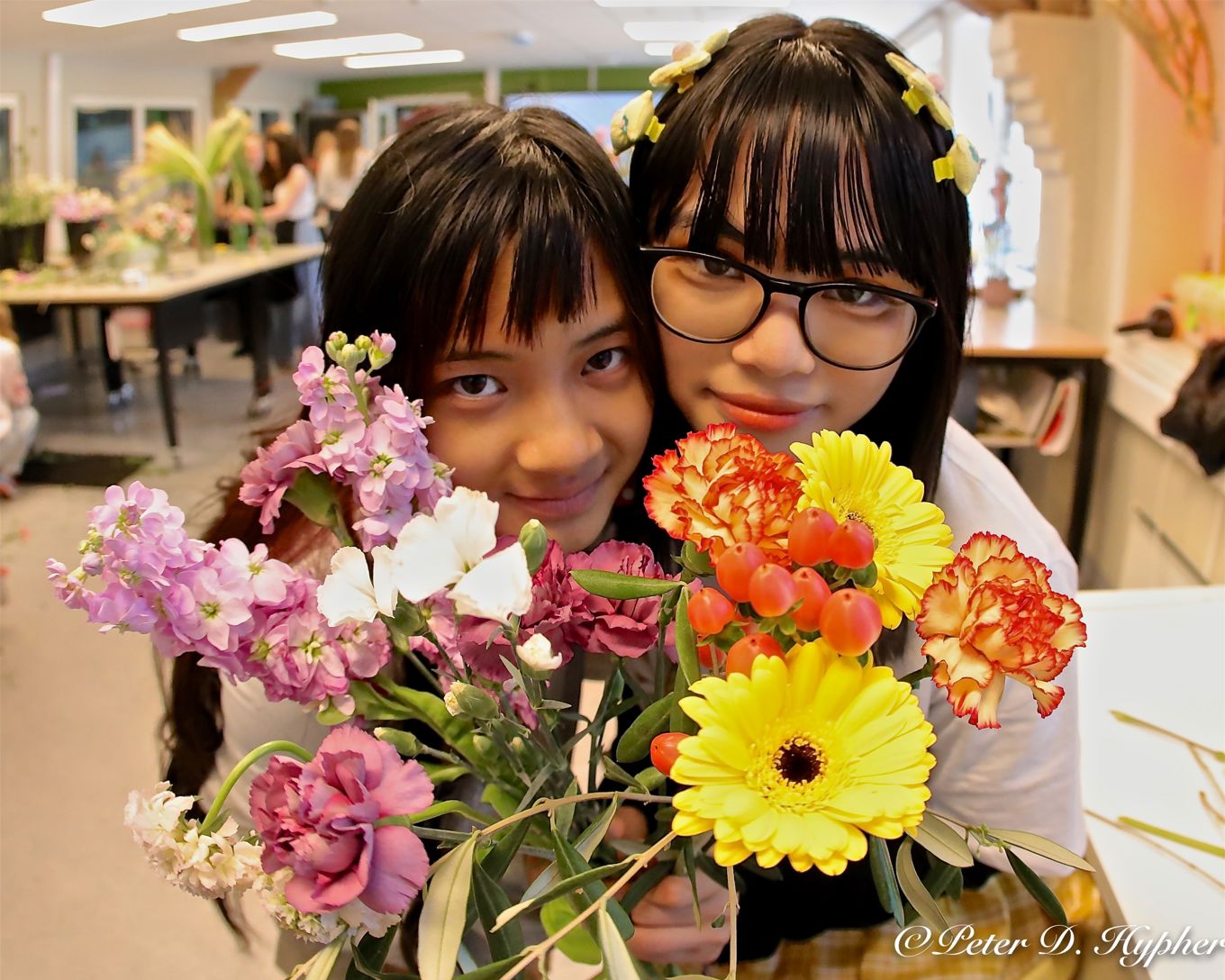 To personr som holder blomster