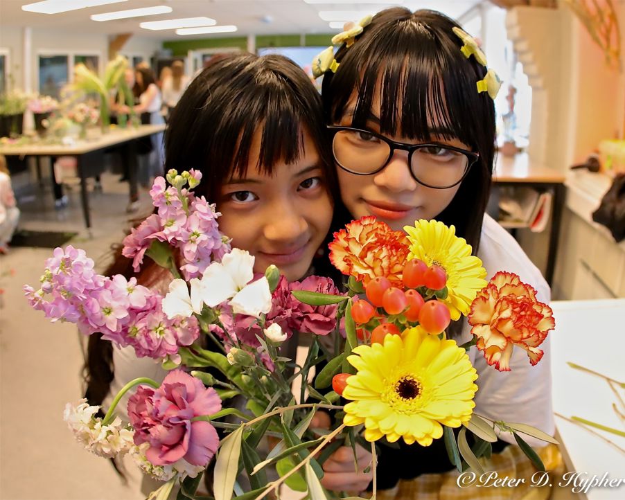 To personr som holder blomster