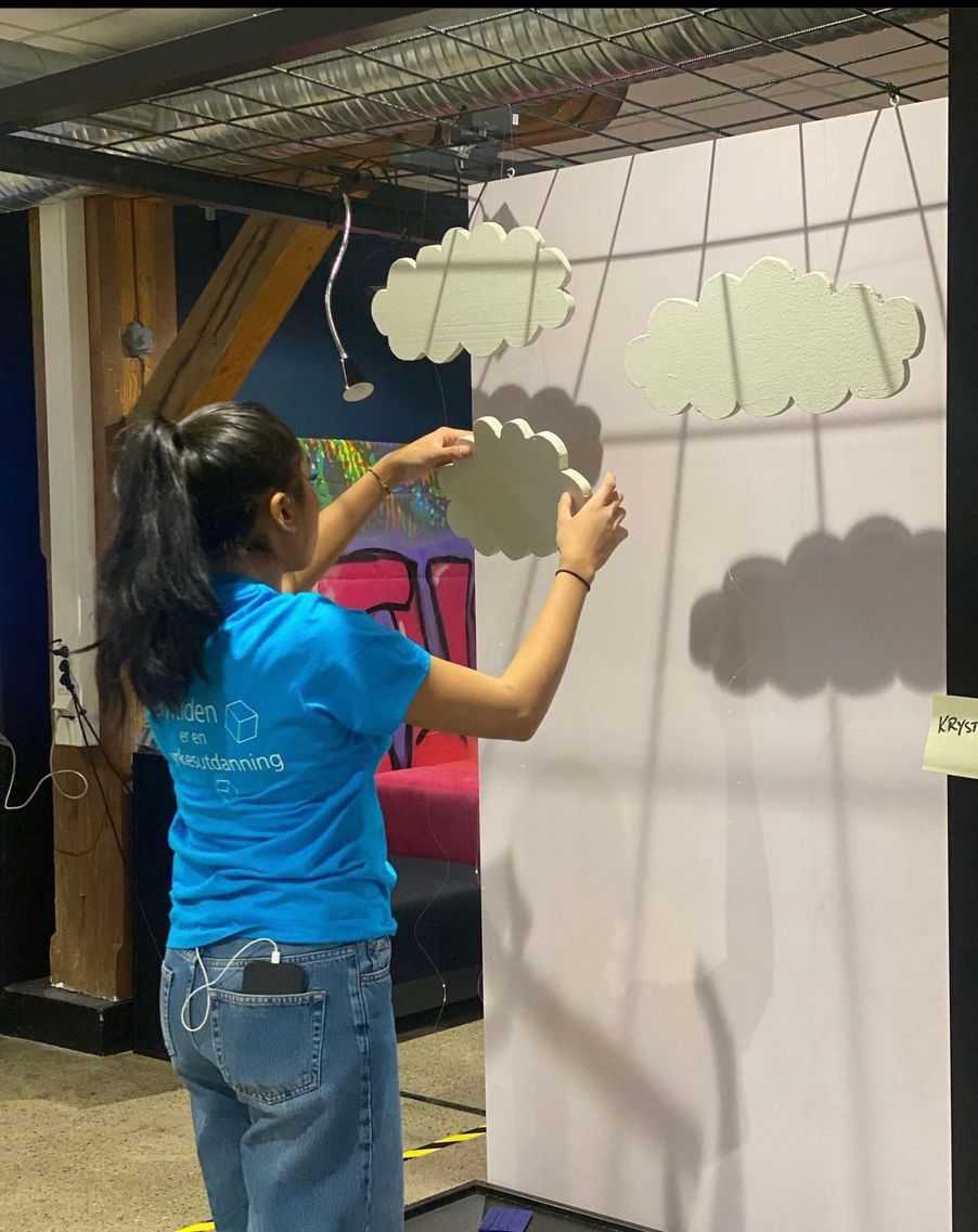 En person som skriver på en whiteboard