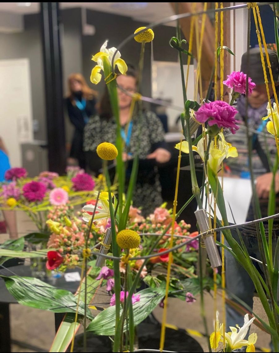 en gruppe mennesker i en hage