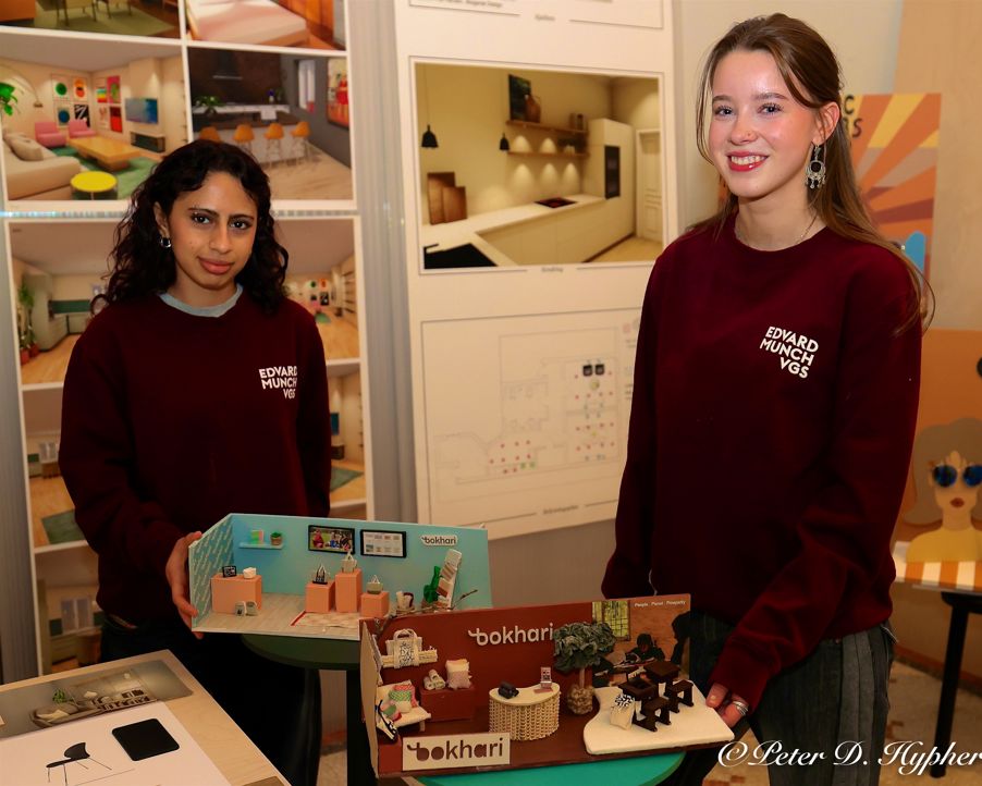 et par personr som står ved siden av en eske med kjeks