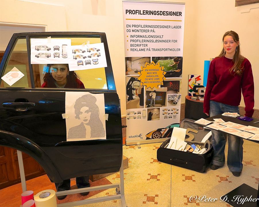 En person som står ved siden av en datamaskin