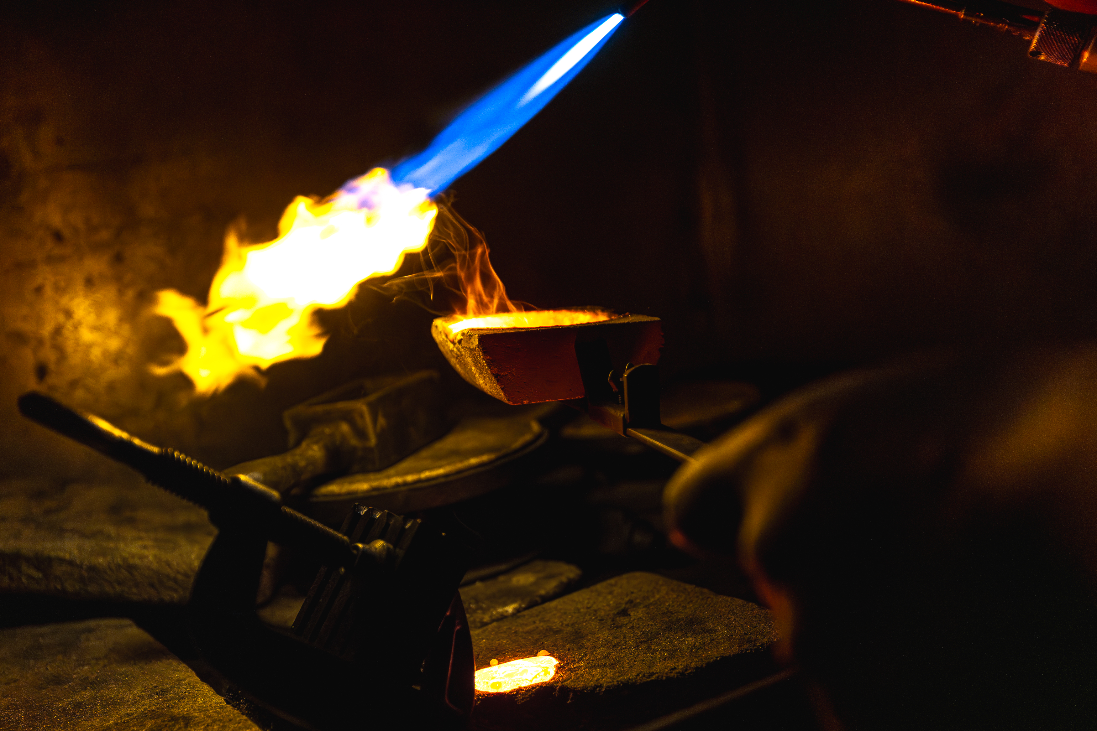 en ild som brenner i en peis